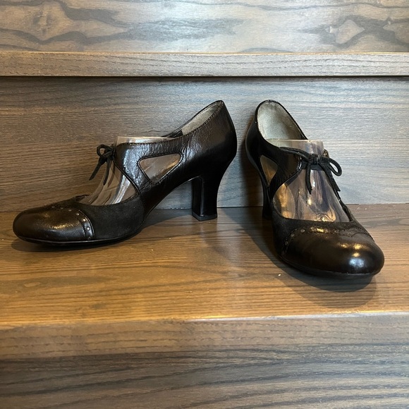 Naturalizer Vintage Shoe - Picture 2 of 13